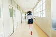 © One - 学校 廊下を走る女子高生