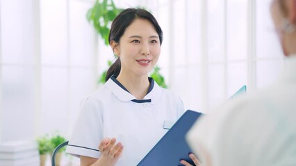 Aufkleber - 相談を受ける白衣の女性スタッフ