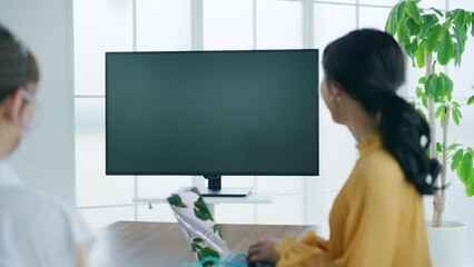 Wall Mural - テレビ画面を見るビジネスウーマン