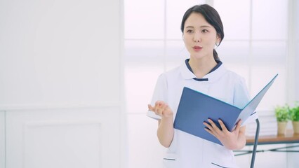 Aufkleber - 相談を受ける白衣の女性スタッフ