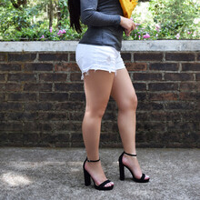 Mujer Con Zapatos De Tacon Negros, Mujer Latina Con Bonitas Piernas Y Pantalon Corto.
