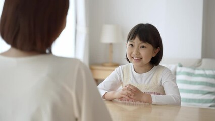 Sticker - リビングで会話をする女の子とお母さん