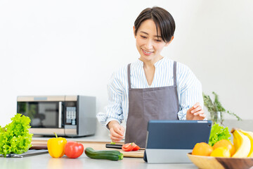 女性・料理・キッチン