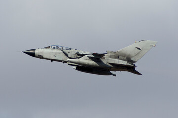 Wall Mural - Avión de combate despegando Panavia Tornado