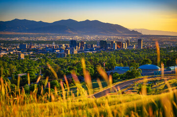 Fototapete - Salt Lake City skyline at sunset with Wasatch Mountains in the background, Utah