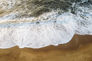 Wall Mural - Vista aérea de drone sobre ondas do mar