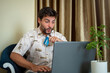 © Javier - Hombre contento y sorprendido después de realizar una compra on-line con su computadora