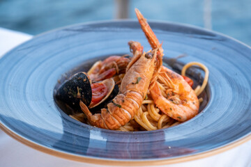 Wall Mural - giant shrimp with spagghetti and mussells in bowl