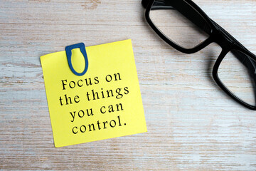 Wall Mural - Motivational quote on sticky yellow note - Focus on the things you can control.
