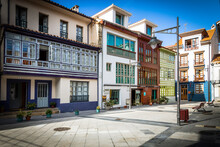 Luanco. Casas Típicas De Este Precioso Pueblo Marinero De Asturias