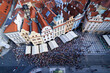Blick vom Rathausturm auf den Altstaedter Ring, Touristen beim Beobachten des Uhrenspiels, Prag, Tschechien Prag, Tschechien 
