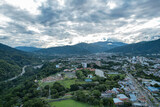 Fototapeta Miasto - Colombia - Ibague, vista de dron con una montaña, la ciudad de ibague, una carretera en la mitad y un maravilloso cielo y nubes.