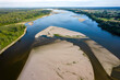 Wisła, największa polska rzeka. Widok z drona w okolicach Warszawy. Piękna rzeka i dzikie brzegi są wielką atrakcją i siedliskiem wielu gatunków zwierząt.