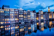 Casas al pie del canal en Amsterdam