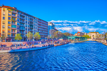 Canvas Print - The crowded embankment of Darsena di Milano (dock), Italy