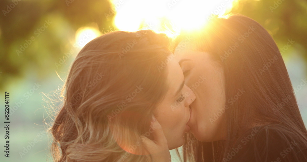 Нағыз лесбияндық поцелу