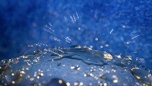 Gotas De água A Cair Sobre Esfera Efeitos Macro