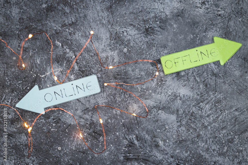 Online and Offline alternatives on arrows pointing at opposite ...