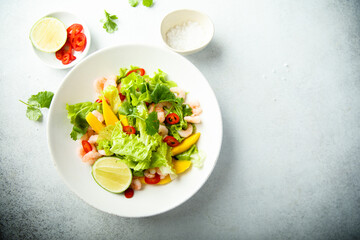 Canvas Print - Fresh green salad with shrimps and mango