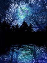 怪しく輝く青い満月とその月光が反射した湖と黒く揺らめく深い北欧の森の風景画　