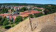 Die Stadt Bitche in Grand-Est, Frankreich. Aufnahme von der Festung mit dem Garten des Friedens, Panorama