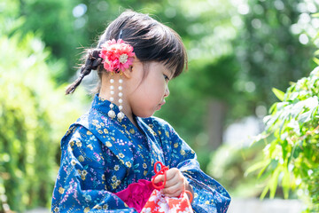 Poster - 浴衣姿の4歳の子供（夏休み・お祭り・育児・子育て・女の子）