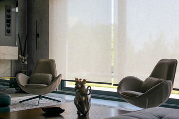 Leinwandbilder - Roller blinds in the interior. Automatic solar shades of large sizes on the window. Fabric with linen texture. In front of a large window is a chair on a carpet. 