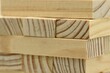 Detalle de unos pequeños bloques de madera apilados