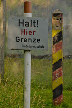 Schild An Der Ehemaligen Innerdeutschen Grenze: Halt! Hier Grenze,  Bundesgrenzschutz 