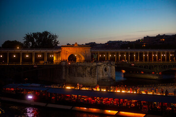 Canvas Print - The Pont de Bir-Hakeim formerly the Bridge of Passy