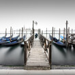 Wackelnde Gondeln auf dem Markusplatz in Venedig mit der Insel San Giorgio Maggiore im Nebel