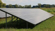 Farma ekologicznych paneli słonecznych na polanie.