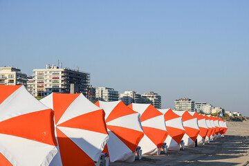 Canvas Print - Belgique Flandre mer du nord Littoral côte belge plage ocean vacances Vlanderen Belgie Belgium parasol soleil immobilier logement appartement