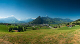 Fototapeta Niebo - Panorama letniej łąki w Szwajcarii