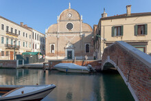 Venezia, Dorsoduro. Facciata Con Ponte Sul Canale Della Chiesa Di Santa Maria Del Carmelo O Dei Carmini
