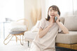 © K+K - 電話をする女性