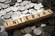 インターバル・間隔のイメージ｜「INTERVAL」と書かれたブロックとコイン
