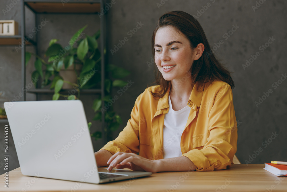 Photo Stock Young smiling cool happy successful employee business woman ...