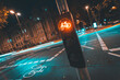 Ampel bei Nacht, Verkehr in Großstadt bei Nacht