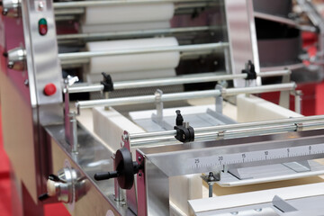 Sticker - automatic cellophane wrapping machine