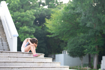 階段に座って泣く女の子