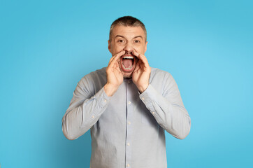 Poster - Emotional Middle Aged Man Shouting Announcing Offer Over Blue Background