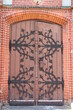 Stare drewniane drzwi z żelaznymi okuciami