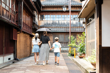 Wall Mural - ひがし茶屋街を散策するアジア人の3人家族