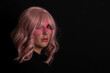 © anagonzalezfotos - Modelo mirando a cámara cara maquillada, en estudio, peluca rosa