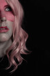 © anagonzalezfotos - Retrato de cerca de modelo, media cara maquillada mirando arriba en estudio