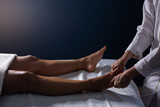 Fototapeta  - Detalhe das mãos de massagista aplicando massagem terapêutica no pé de um paciente que está deitado em uma maca com lençol branco.