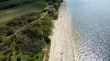Fototapeta  - Widok z góry na plaże nad jeziorem w słoneczny dzień. 