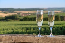 Deux Verres à Vin (flûtes / Coupes) Remplis De Champagne, Posés Devant Un Paysage De Vigne Dans La Marne, En Champagne Ardenne, Région Grand-Est (France)