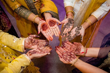 Canvas Print - Indian bride's wedding henna mehendi mehndi hands close up